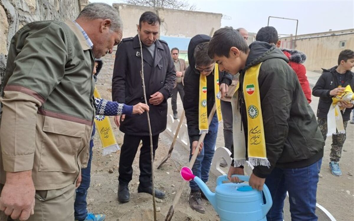غرس نهال به مناسبت جشن تولد زمین