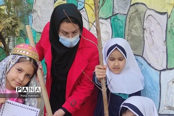 آیین روز درختکاری در مدارس رودهن