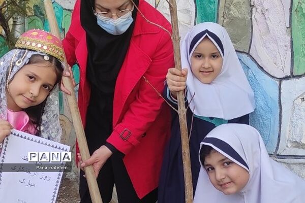 آیین روز درختکاری در مدارس رودهن