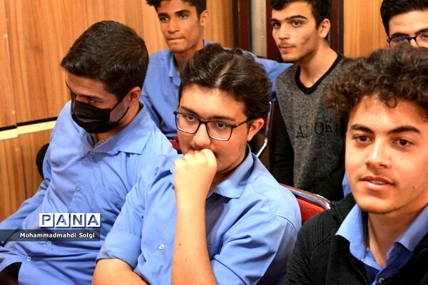 تجلیل از دانش‌آموزان برتر و مقام آور مدرسه شهید کلهر