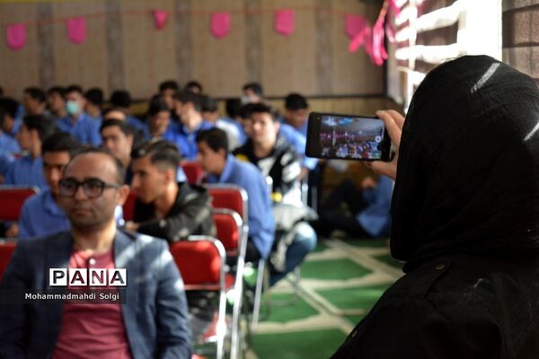 تجلیل از دانش‌آموزان برتر و مقام آور مدرسه شهید کلهر