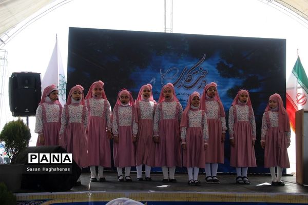 گرامیداشت روزدرختکاری با حضورعضو مجلس خبرگان رهبری دراسلامشهر