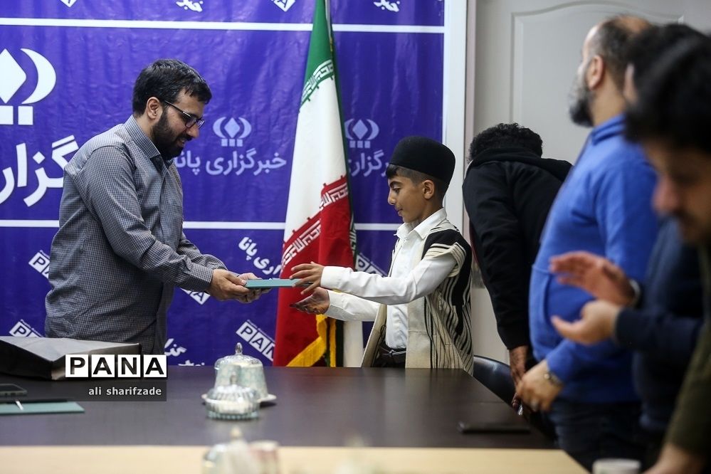 تقدیر مدیرعامل خبرگزاری پانا از فرزین کریمی دانش‌آموز‌ برگزیده جشنواره رسانه‌ای ابوذر