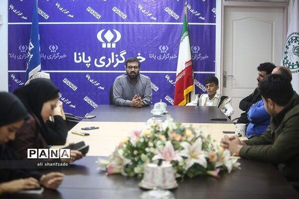 تقدیر مدیرعامل خبرگزاری پانا از فرزین کریمی دانش‌آموز‌ برگزیده جشنواره رسانه‌ای ابوذر