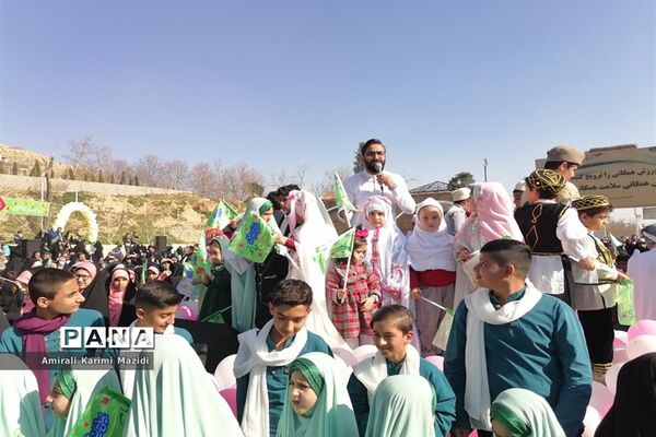 هم خوانی سرودهای زیبای «ذکر جهانی» و «عزیزم حسین2» در بلوار شهید چمران شیراز