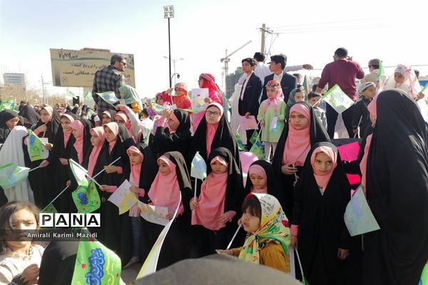 هم خوانی سرودهای زیبای «ذکر جهانی» و «عزیزم حسین2» در بلوار شهید چمران شیراز