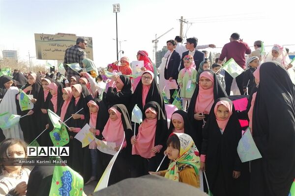 هم خوانی سرودهای زیبای «ذکر جهانی» و «عزیزم حسین2» در بلوار شهید چمران شیراز