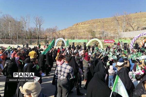 هم خوانی سرودهای زیبای «ذکر جهانی» و «عزیزم حسین2» در بلوار شهید چمران شیراز