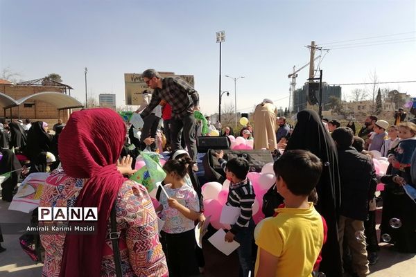 هم خوانی سرودهای زیبای «ذکر جهانی» و «عزیزم حسین2» در بلوار شهید چمران شیراز