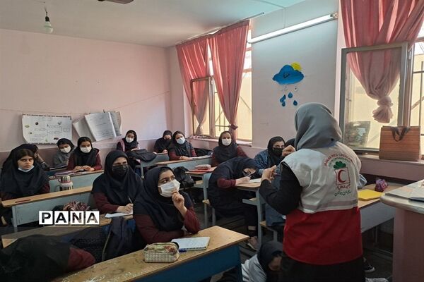 جلسه آموزشی طرح دادرس در دبیرستان سیزده آبان ناحیه یک کرج