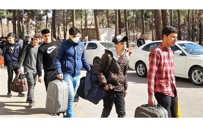 دانش‌آموزان پسر زیارت اولی، با حس و حالی وصف نشدنی اصفهان را به مقصد مشهد ترک کردند/ فیلم