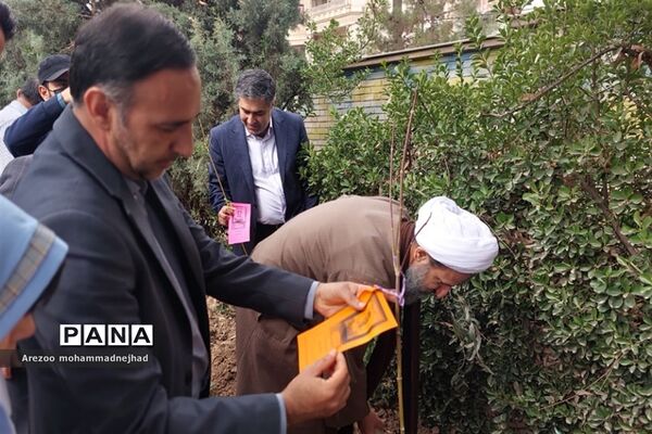 کاشت نهال به‌مناسبت روز درختکاری در مدرسه خدیجه شهرستان قرچک