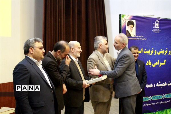 مراسم تجلیل از مربیان پرورشی استان زنجان