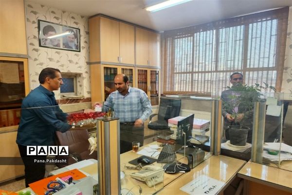 توزیع شیر به‌مناسبت هفته سلامت مردان در اداره آموزش‌ و‌ پرورش پاکدشت