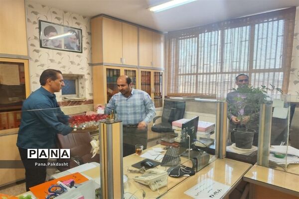 توزیع شیر به‌مناسبت هفته سلامت مردان در اداره آموزش‌ و‌ پرورش پاکدشت