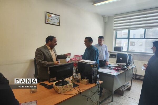 توزیع شیر به‌مناسبت هفته سلامت مردان در اداره آموزش‌ و‌ پرورش پاکدشت