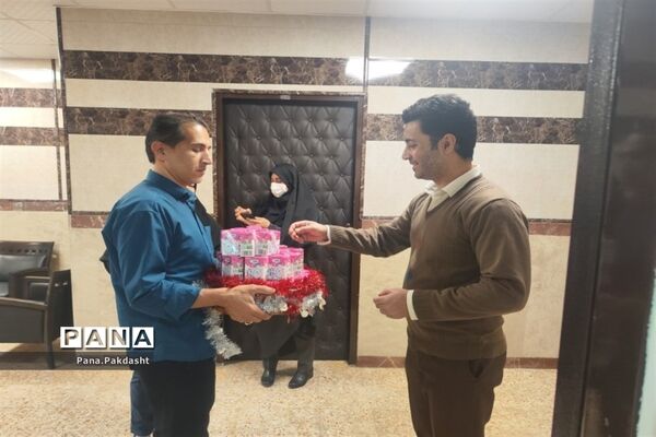 توزیع شیر به‌مناسبت هفته سلامت مردان در اداره آموزش‌ و‌ پرورش پاکدشت