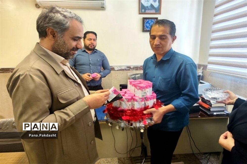توزیع شیر به‌مناسبت هفته سلامت مردان در اداره آموزش‌ و‌ پرورش پاکدشت