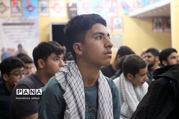 دانش‌آموزان پسر رودهن در اردوی راهیان نور