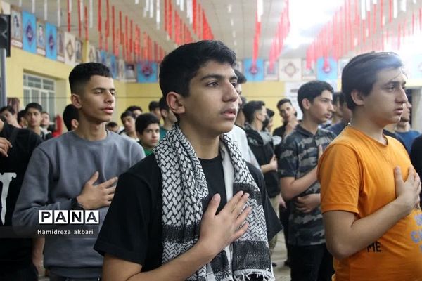 دانش‌آموزان پسر رودهن در اردوی راهیان نور