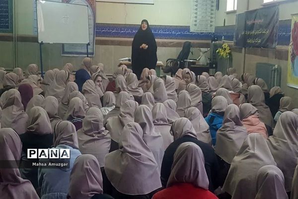 نماز جماعت و آموزش دستورات دینی درآموزشگاه شهید شرافت اسلامشهر