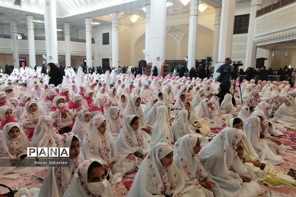 برگزاری جشن تکلیف دختران مدارس غیردولتی نواحی چهارگانه شیراز در حرم مطهر شاهچراغ(ع)