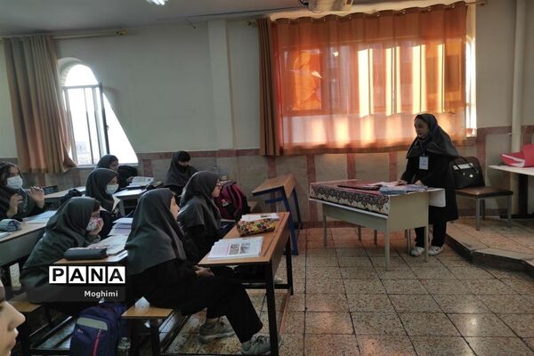 آموزش کاشت و نگهداری گیاهان آپارتمانی در دبیرستان نرجس منطقه ۱۳