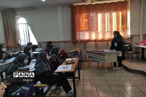 آموزش کاشت و نگهداری گیاهان آپارتمانی در دبیرستان نرجس منطقه ۱۳