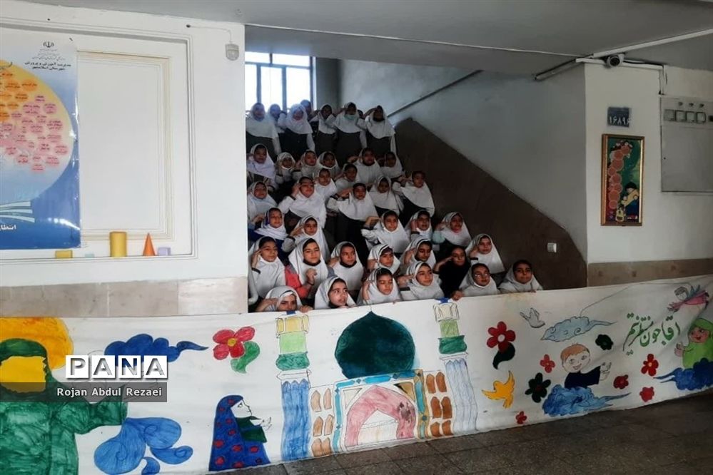 نقاشی همگانی دانش‌آموزان آموزشگاه الله‌اکبر اسلامشهر