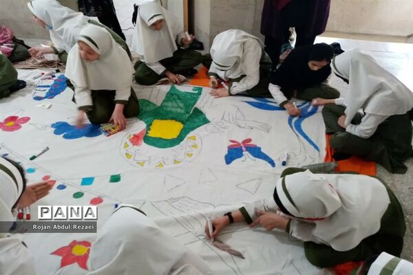 نقاشی همگانی دانش‌آموزان آموزشگاه الله‌اکبر اسلامشهر