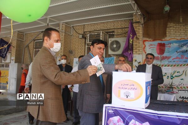 نواخته شدن زنگ جشن نیکوکاری در دبستان شاهد حریت بهبهان