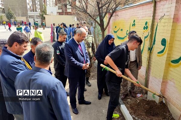 آیین نمادین روز درختکاری در دبیرستان استعدادهای درخشان شهید بهشتی رودهن