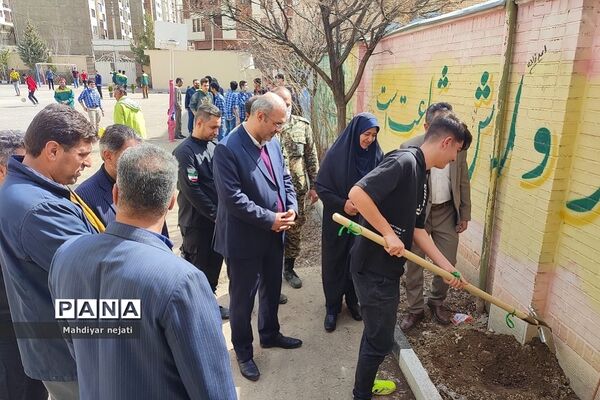 آیین نمادین روز درختکاری در دبیرستان استعدادهای درخشان شهید بهشتی رودهن