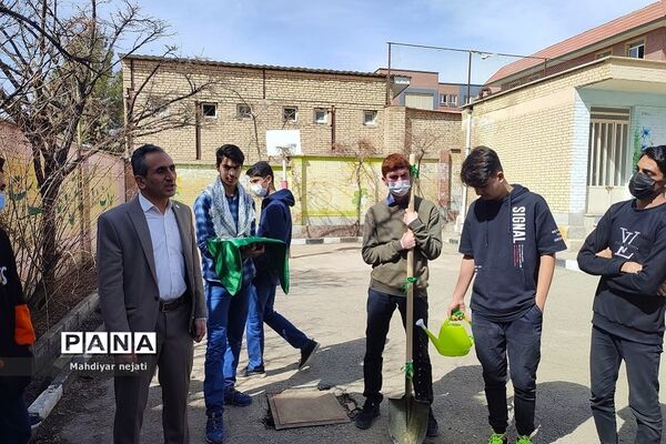 آیین نمادین روز درختکاری در دبیرستان استعدادهای درخشان شهید بهشتی رودهن