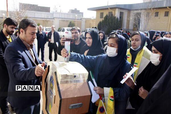 مراسم جشن نیکوکاری در دبیرستان شاهد اطهر ناحیه 1 زنجان