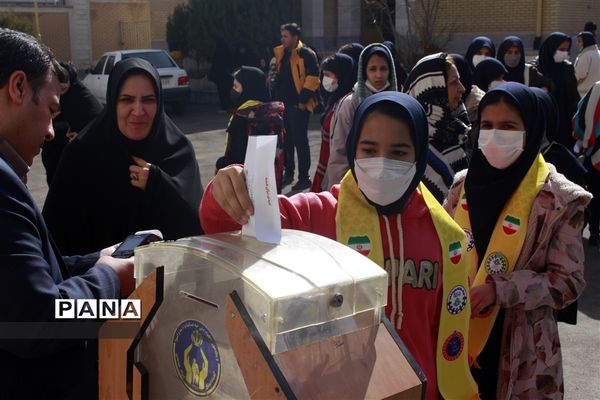 مراسم جشن نیکوکاری در دبیرستان شاهد اطهر ناحیه 1 زنجان