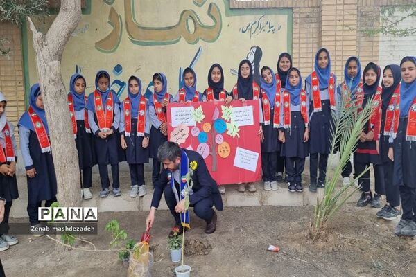 نواختن زنگ درختکاری در مدارس شادگان