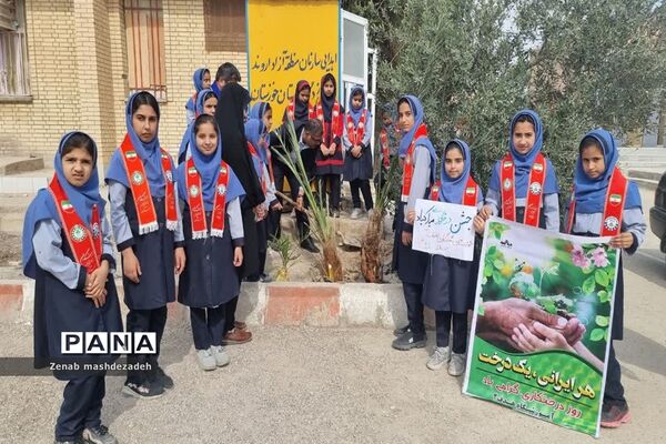 نواختن زنگ درختکاری در مدارس شادگان