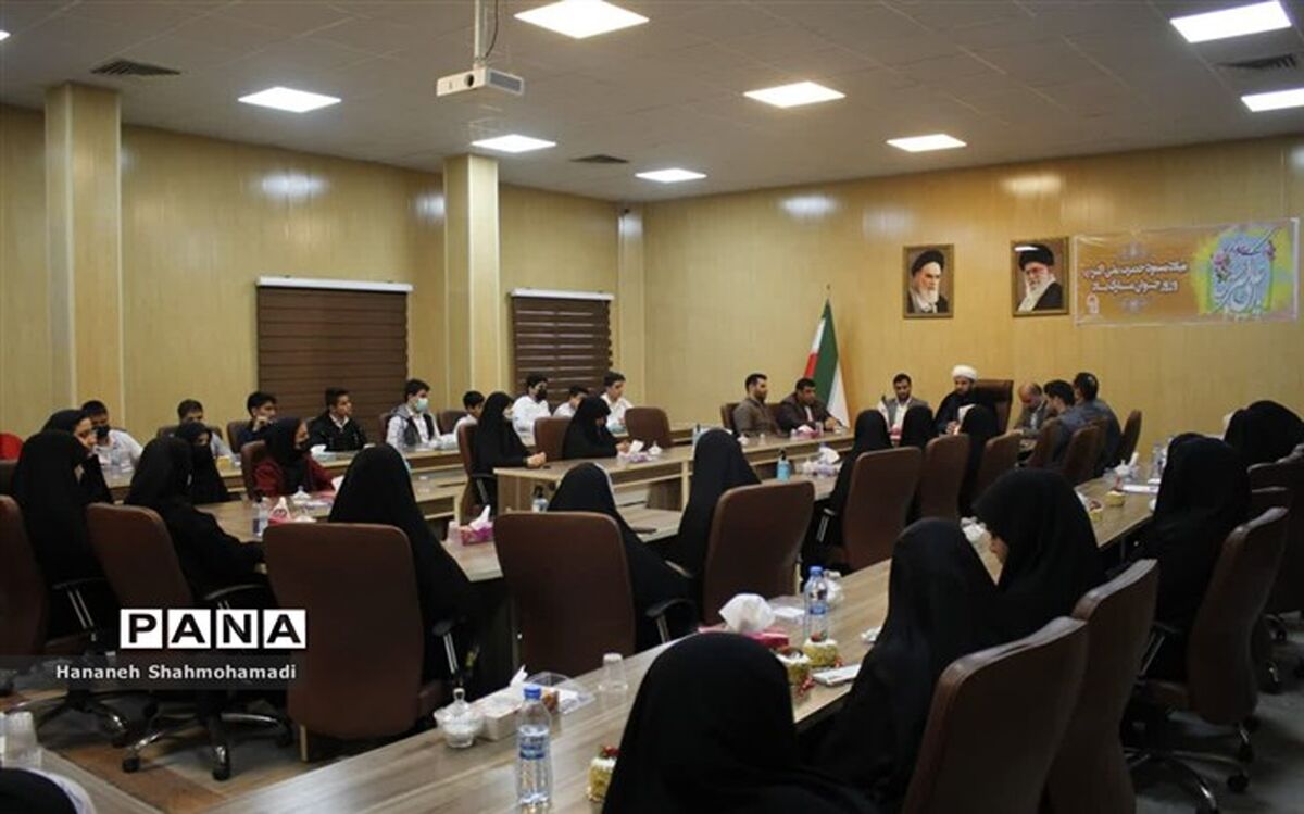 نشست صمیمی مسئولین شهر چهاردانگه با تعدادی از دانش‌آموزان دوره دوم متوسطه