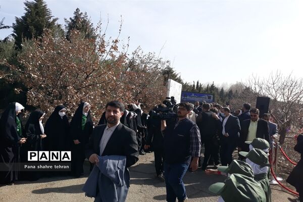 حضور دانش‌آموزان دختر شهر تهران در باغ گیاه‌شناسی و  کاشت نهال در آیین درختکاری