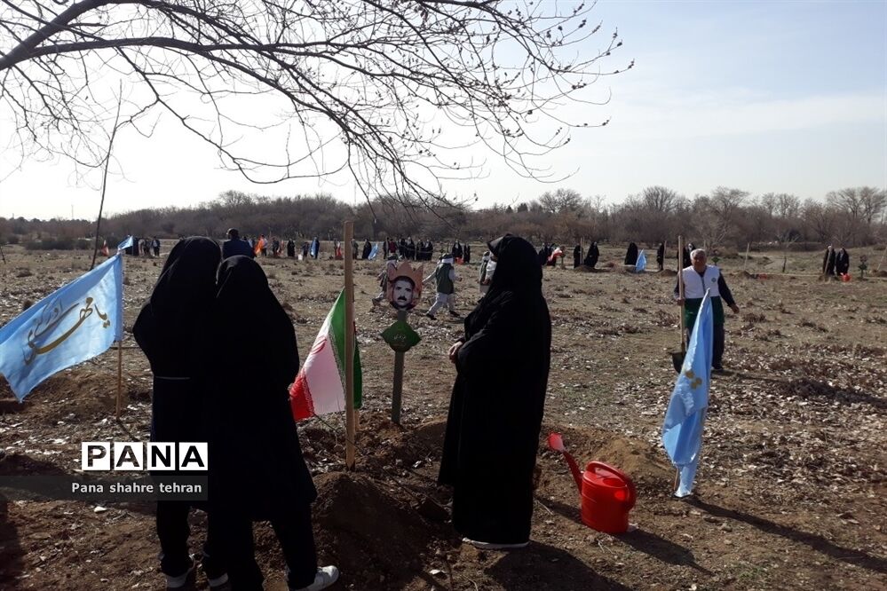 حضور دانش‌آموزان دختر شهر تهران در باغ گیاه‌شناسی و  کاشت نهال در آیین درختکاری