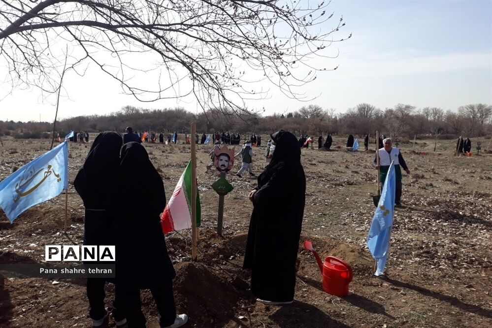 حضور دانش‌آموزان دختر شهر تهران در باغ گیاه‌شناسی و  کاشت نهال در آیین درختکاری