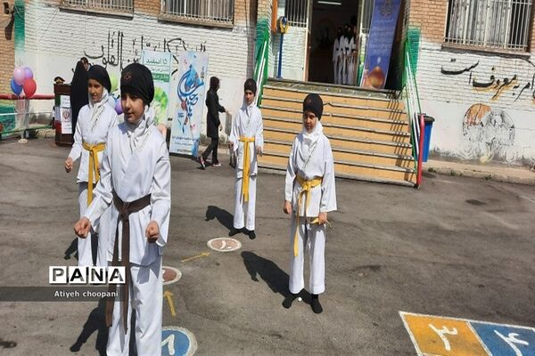 آیین روز درختکاری در دبستان دخترانه شهید یاسینی منطقه ۱۴