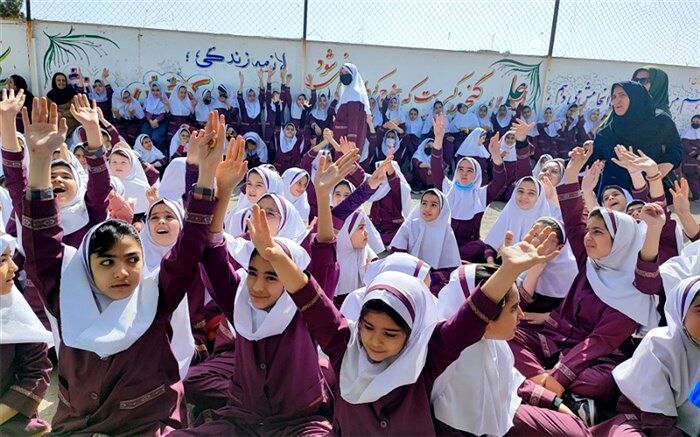 طنین دلنواز سرود بیعت در آستانه عید امید در دبستان حضرت زهرا(س) یک  رودهن/فیلم