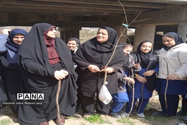 کاشت ۳۱۳ اصله نهال (هردانش‌آموز یک نهال)در روز درختکاری