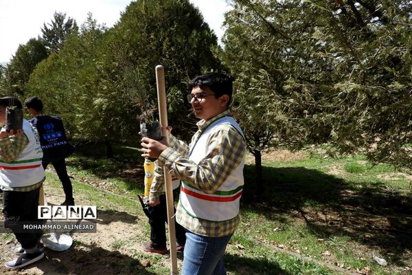 برگزاری آیین درختکاری در اردوگاه دانش‌آموزی آیت الله کمالوند خرم آباد