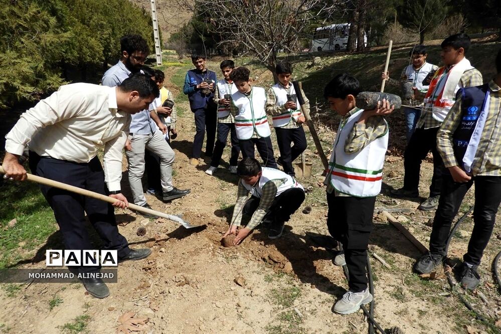 برگزاری آیین درختکاری در اردوگاه دانش‌آموزی آیت الله کمالوند خرم آباد