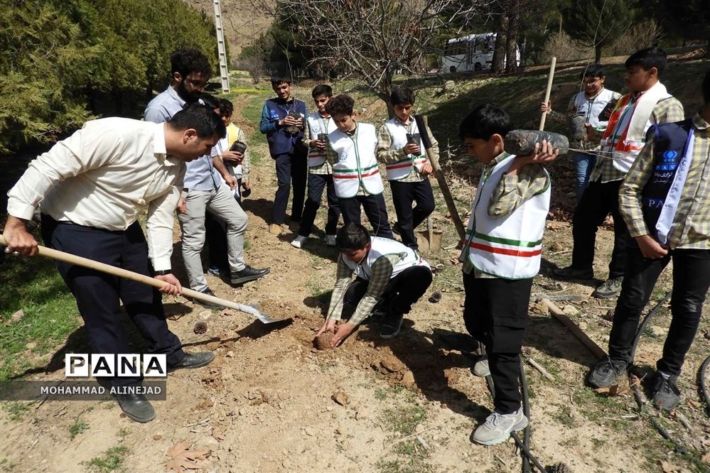 برگزاری آیین درختکاری در اردوگاه دانش‌آموزی آیت الله کمالوند خرم آباد