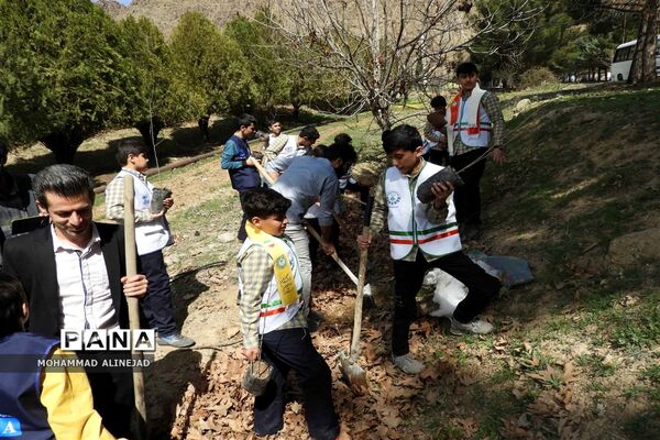 برگزاری آیین درختکاری در اردوگاه دانش‌آموزی آیت الله کمالوند خرم آباد