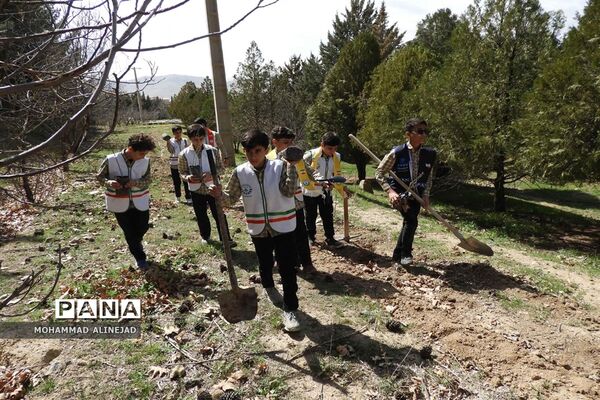 برگزاری آیین درختکاری در اردوگاه دانش‌آموزی آیت الله کمالوند خرم آباد
